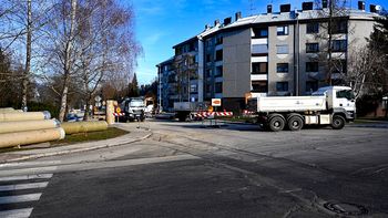 V križišče ulic Slavka Gruma, Drske in Broda izmenično enosmerno