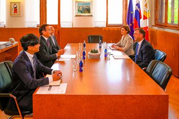 Z veleposlanikom Japonske o mobilnostnih projektih in robotiki