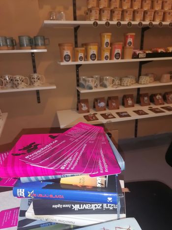 Obiskovalce starega mestnega jedra v nekaterih kavarnah čakajo knjige 