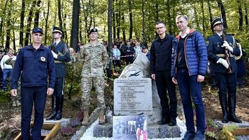 V Štravberku odkrili obeležje v spomin na strmoglavljeni bombnik