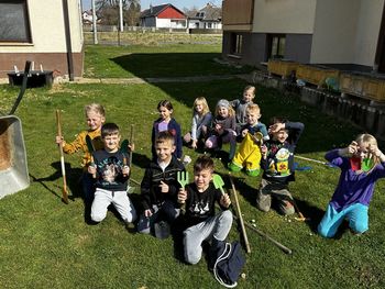 Učenci OŠ Dobrovnik učilnico zamenjali za vrt