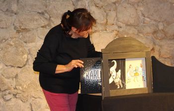 Knjižnica Mirana Jarca vabi na odprtje razstave Skrajnosti – od oblike do simbola