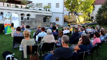 Novomeška knjižnica začenja z nizom pogovornih večerov Na robu poletja