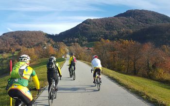 Poženite se s kolesom po razgibani pokrajini doline reke Save