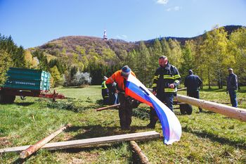 Postavljanje mlaja na Boču Postavljanje mlaja na Boču
