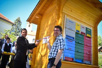 Odkritje učnega čebelnjaka pri Osnovni šoli Korena