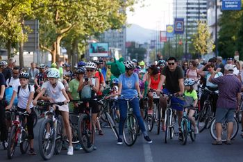 Množica kolesarjev na ljubljanskih ulicah