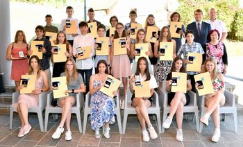 Slovesni sprejem z zlatimi peticami za najboljše učenke in učence na Ravnah