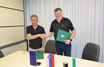 Podpis pogodbe za nakup "Zapeljivcev"