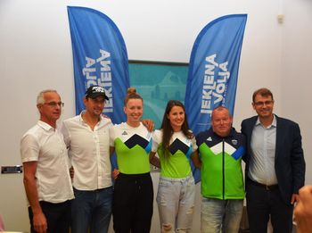 Sprejem plavalk Janje Šegel in Daše Tušek