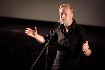 Matjaž Javšnik s komedijo Striptiz