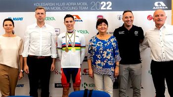 Žak Eržen v mavričnem dresu svetovnega prvaka pokazal zlato in bron