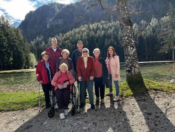 Oskrbovanci Doma starejših občanov na izlet z E-kombijem