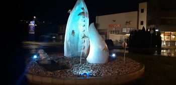 Skulptura čebelarske pravde na svetovni dan sladkorne bolezni zažarela v modri barvi