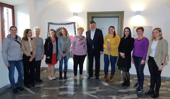 Grb Občine Grosuplje, ki je nastal v okviru projekta »Slovenija kvačka«, krasi prostore Mestne knjižnice Grosuplje