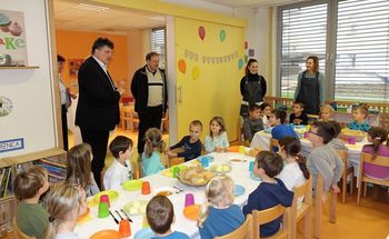 Otrokom v vrtcu Kobacaj sta se na tradicionalnem slovenskem zajtrku pridružila župan dr. Peter Verlič in podžupan Janez Pintar