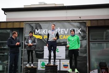 Kljub deževnemu vremenu po stopnišču CIK - CAK teklo štirideset tekmovalcev, Josef Eder postavil nov rekord teka