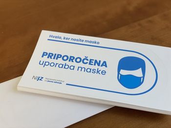 NIJZ: Nalepke za priporočeno uporabo zaščitne maske NIJZ: Nalepke za priporočeno uporabo zaščitne maske