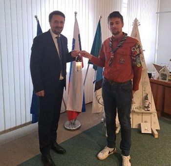 Zagorski skavti županu izročili luč miru Zagorski skavti županu izročili luč miru