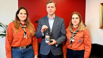 Skavtinji na rotovž prinesli Luč miru