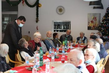 Županov prednovoletni obisk oskrbovancev jeseniškega doma upokojencev