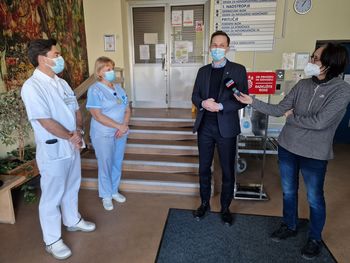 Župan Matija Kovač obiskal porodnišnico ob tradicionalni novoletni akciji z NT&RC
