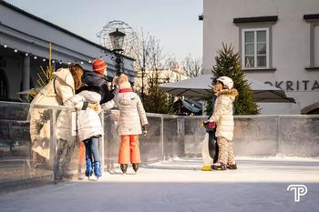 Ledena pravljica na Pogačarjevem trgu