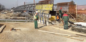 Na Hudinji že brv, kmalu tudi začetek asfaltiranja 