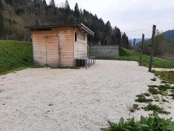 JAVNO ZBIRANJE PONUDB za sezonsko oddajo prostora za namen gostinske ureditve na območju Pustotnika za leto 2023