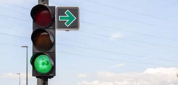Nove lokacije zelenih puščic – previdno pri vožnji desno ob rdeči luči