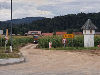 V Topolah od avtobusne postaje do naselja 3,5 metrov široka cesta