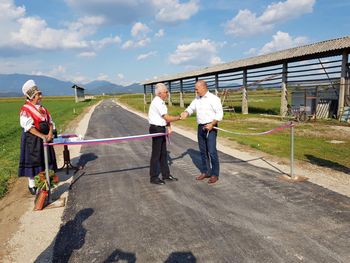 Na otvoritvi ceste v Topolah zaigrala Mengeška godba