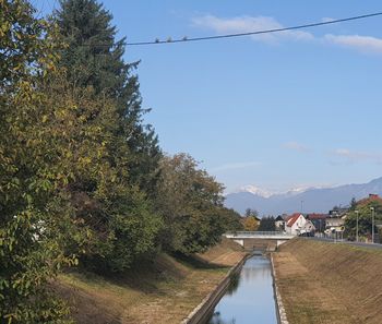 S košnjo razbremenilnika Pšate do višje poplavne varnosti v občini Mengeš