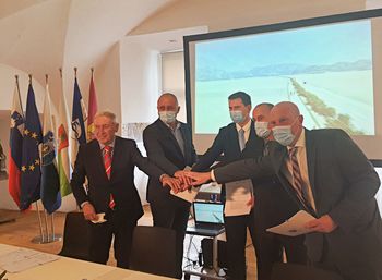 Pogodba za gradnjo regionalne kolesarske povezava Kamnik Ljubljana je podpisana
