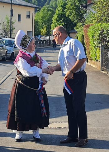 Na Slomškovi ulici v Mengšu sta trak na simbolični otvoritvi prerezala Franc Jerič in Marija Jagodic