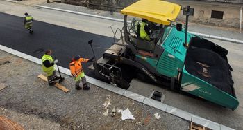 Pred Božičem dobiva prvi odsek Slovenske ceste grobi asfalt