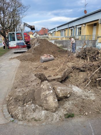 Ureditev okolice pri Zdravstveni postaji Mengeš