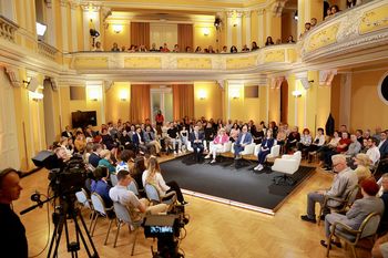 Iz Narodnega doma v živo o medvrstniškem nasilju 