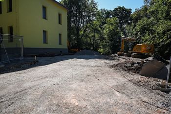 Pri OŠ Birčna vas urejamo manjše parkirišče