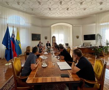 V Celju vse razpoložljive službe intenzivno odpravljajo hudo škodo po neurju 