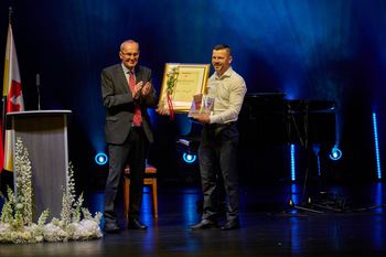 Prejemnik bronastega konjiškega grba Janez Korenjak