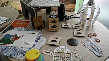 V dolenjskih vrtcih in šolah se bodo igrali z didaktičnimi igračami, izdelanimi iz reciklirane plastike