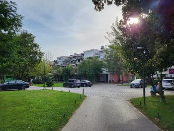 Omejili bomo motorni promet med bloki na območju Ulice bratov Učakar Omejili bomo motorni promet med bloki na območju Ulice bratov Učakar