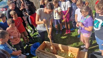 Prešanje mošta pri Prežihovi bajti