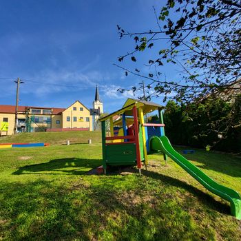 V Šmartnem v Rožni dolini smo s skupnimi močmi obnovili otroško igrišče 