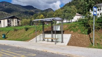 Postavitev avtobusne nadstrešnice ob glavni cesti Koroška Bela-Kranjska Gora Postavitev avtobusne nadstrešnice ob glavni cesti Koroška Bela-Kranjska Gora