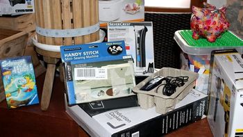 S pomočjo donacij zbrali prve predmete za novomeško knjižnico reči, zbiralna akcija se nadaljuje