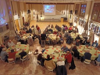 Pred prihajajočimi prazniki so se poveselili tudi starejši v KS Podmežakla