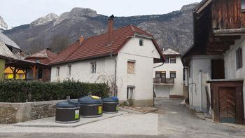 Postavitev potopnih zabojnikov za odpadke v Dvoru Postavitev potopnih zabojnikov za odpadke v Dvoru