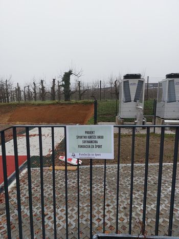 Končana gradbena in obrtniška dela na športnem igrišču Brdo